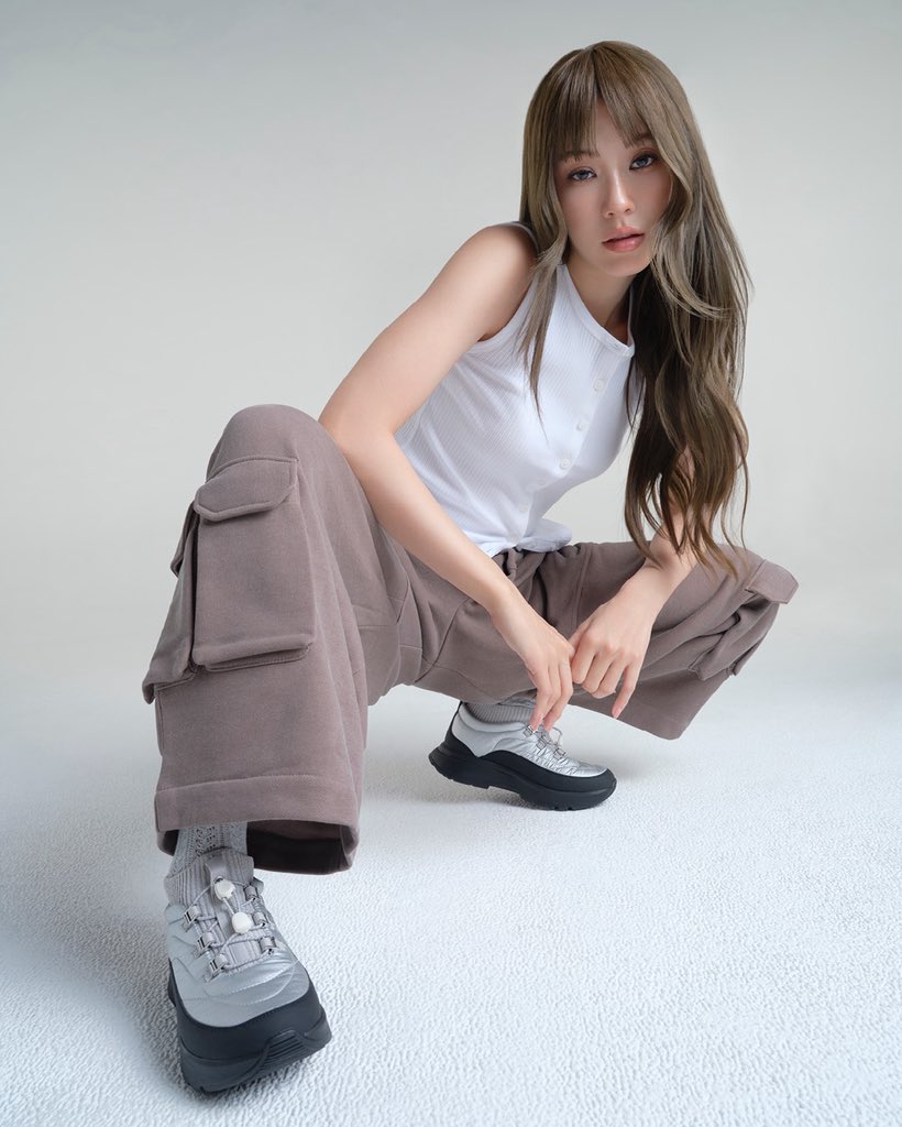 TheStandardPOP's tweet photo. NAMTAN FOR FITFLOP เปิดตัวคอลเล็กชันใหม่กับแบรนด์แอมบาสเดอร์คนล่าสุด

FitFlop แบรนด์รองเท้าแฟชั่นชั้นนำสัญชาติอังกฤษ จัดงานเปิดตัว น้ำตาล ทิพนารี  นักแสดงและสไตล์ไอคอนแถวหน้าของเมืองไทย ในฐานะแบรนด์แอมบาสเดอร์คนล่าสุดของ FitFlop ประเทศไทยอย่างเป็นทางการ พร้อมนำเสนอคอลเล็กชัน Autumn/Winter 2026 ภายใต้แคมเปญระดับโลก Nothing Feels Like FitFlop เมื่อวันที่ 6 สิงหาคมที่ผ่านมา ณ Event Arena ชั้น 1 เซ็นทรัลเวิลด์
 
โดยไฮไลต์สำคัญของงานอยู่ที่การเปิดตัว น้ำตาล ทิพนารี ในบทบาทแบรนด์แอมบาสเดอร์ของ FitFlop ประเทศไทย ผ่านมุมมองของผู้หญิงยุคใหม่ที่ใช้ชีวิตอย่างเต็มที่ในทุกวัน โดดเด่นด้วยสไตล์ส่วนตัวเป็นเอกลักษณ์ จากผลงานการแสดงในวงการบันเทิงอย่างต่อเนื่อง ควบคู่ไปกับบทบาทบนเวทีแฟชั่นระดับสากล ทั้งการปรากฏตัวในงานแฟชั่นวีกและการเป็นภาพจำของสไตล์เรียบโก้แบบร่วมสมัย ทำให้เธอเป็นตัวแทนที่สะท้อนความเป็น FitFlop ได้อย่างสมบูรณ์แบบ 

ภายในงาน น้ำตาล ทิพนารี ปรากฏตัวพร้อมรองเท้ารุ่น Delicato Pony Cow Mary Janes หนึ่งในไฮไลต์ของคอลเล็กชัน Autumn/Winter 2026 ที่ถ่ายทอดคาแรกเตอร์ของเธอได้อย่างลงตัว ในด้านของดีไซน์คอลเล็กชันนี้ได้รับการรังสรรค์ขึ้นอย่างพิถีพิถัน ไม่ว่าจะเป็นการเลือกใช้หนังกลับ ขนแกะ และฟลีซ พร้อมเพิ่มความโดดเด่นสะดุดตาด้วยลวดลายพิเศษผ่านการเลือกใช้วัสดุ เช่น หนังลายงู ขนม้า และลวดลายเสือดาว เป็นต้น เน้นด้วยโทนสีเอิร์ธโทนสุดคลาสสิกถูกออกแบบมาให้มิกซ์แอนด์แมตช์เข้ากับหลากลุคและทุกโอกาสได้อย่างง่ายดาย 

สำหรับ น้ำตาล ทิพนารี เป็นนักแสดงภายใต้สังกัด GMMTV ที่ฝากผลงานคุณภาพมากมาย อาทิ Who Are You เธอคนนั้นคือฉันอีกคน, หนังสือรุ่นพลอย Ploy’s Yearbook, Pluto นิทานดวงดาว ความรัก, Girl Rules กฎหลัก...ห้ามรักเธอ รวมถึงผลงานซีรีส์ Girls’ Love เรื่องล่าสุด Her รักของเธอ ที่กำลังอยู่ในระหว่างการเตรียมการ ซึ่งในพาร์ตของแฟชั่นเธอเป็นอีกหนึ่งคนที่มีเอกลักษณ์อันโดดเด่นและโลดแล่นอยู่ในวงการแฟชั่นพร้อมร่วมงานกับแบรนด์ต่างๆ มาแล้วมากมายอีกด้วย

ชมรูปภาพทั้งหมดได้ที่: https://t.co/S4zDZVmkXI

เรื่อง: ขัติยา ฤทธิรุตม์
ภาพ: FitFlop

#FitFlopThailand 
#FitFlopXNamtan 
#NothingFeelsLikeFitFlop 
#NamtanTipnaree
#TheStandardPop
