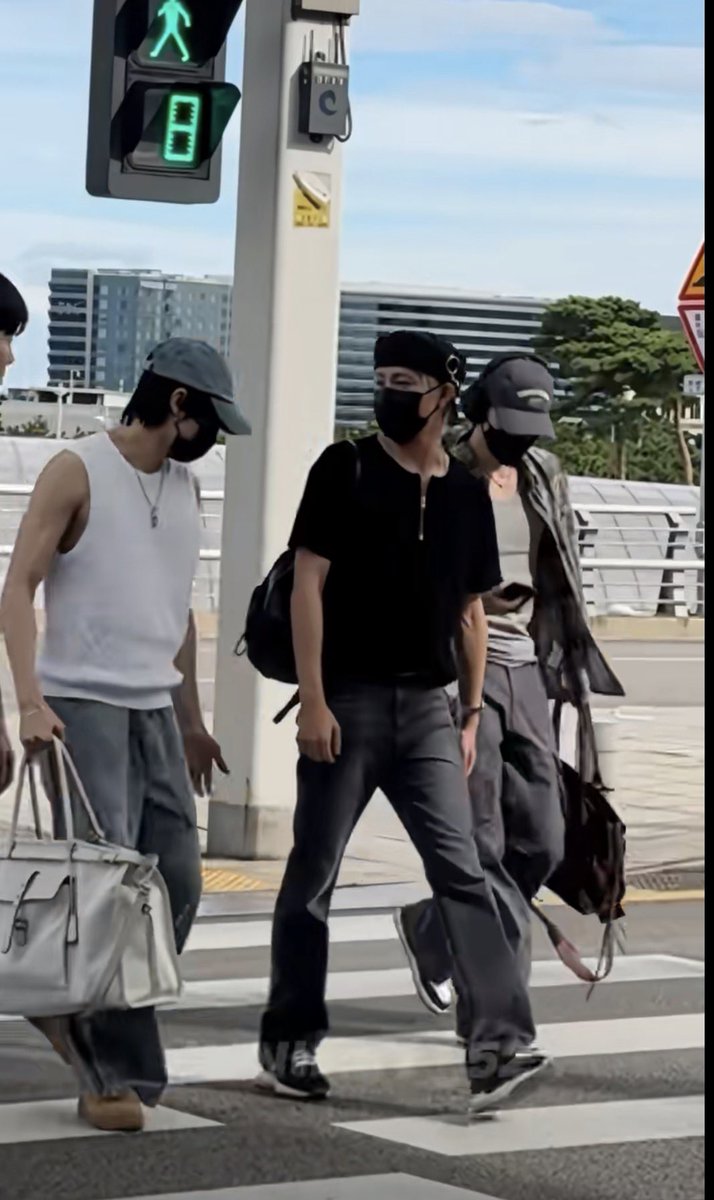 XIAOJUNTEAM's tweet photo. Xiaojun’s new bag ‘Prada Bonnie denim and leather tote bag’ 

Most likely a gift from Yangyang… 
©️ JMNIKXY_52
#XIAOJUN #샤오쥔 #肖俊 https://t.co/GTX8LXYRNw