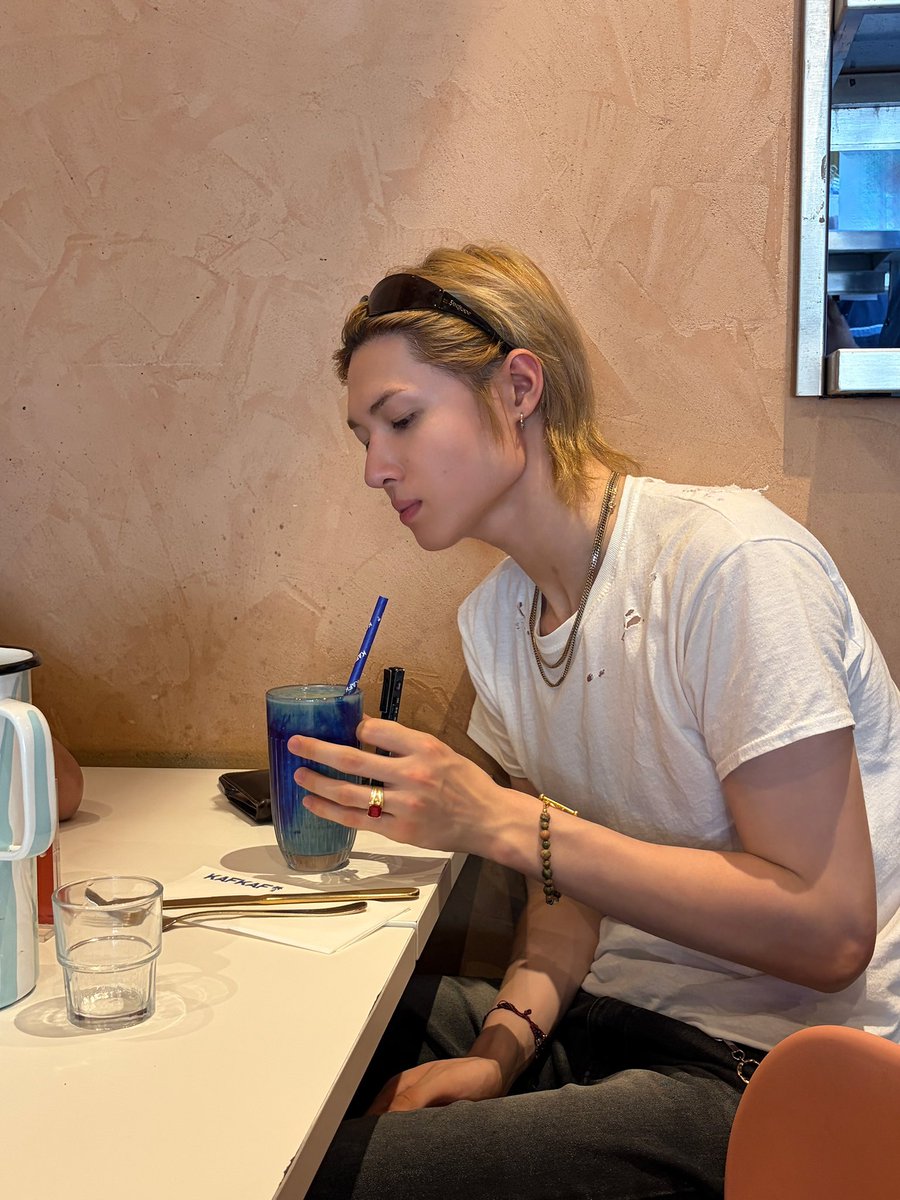 tachiimR's tweet photo. แค่ได้ออกไปใช้ชีวิตกับผู้ชายแบบนี้ กรุก็ไม่ต้องการไรอีกแล้ว เดินรอบเมือง ไปทิ้งเวลาที่ร้านวินเทจ แวะทานข้าวด้วยกัน ไม่ต้องมีกิจกรรมมากมายก็สนุกและแฮปปี้ได้อะ แค่มองหน้าก็พอใจมากแล้วด้วยซ้ำ ถ้าชาติหน้ามีจริง 😭😭😭😭 https://t.co/E5w8XR3UcH