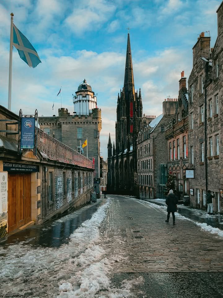 Business660608's tweet photo. Edinburgh Scotland in winter https://t.co/wq3kf7k2tV
