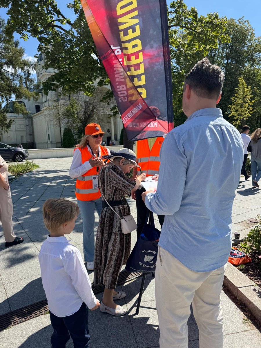czardam's tweet photo. W całej Warszawie spotkacie dziś wolontariuszy @SORwaw 🦺

Wypatrujcie kamizelek, bierzcie koperty do domu, zbierajcie wśród znajomych o rodziny. 

Odwołujemy Trzaskowskiego 💪 https://t.co/bb6s3RmIF5