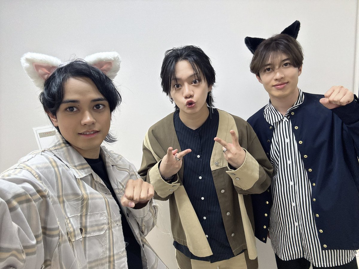 maeryu0527's tweet photo. 『佐藤流司の考える会。』
「猫」を考える

いつも通りの楽しい時間を過ごさせてもらい、歌まで披露させていただいてありがたいにゃあ🐈

そして、次世代を考える…
僕はまたりゅーじくんと共演できるよう精進しますぜ！
そう思わしてくれるだけでいいんです！！ https://t.co/cssGzrTm9c