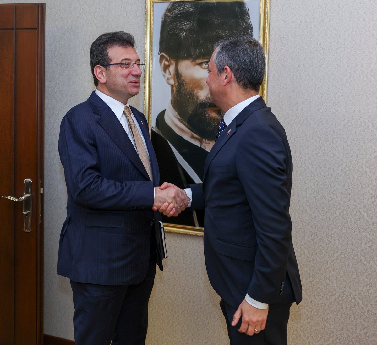 gulsum_khrmn's tweet photo. Sosyal medyada onlara desteği en çok bilinen kişilerden biriyim.

Son süreçlere biz de kızıyoruz, eleştiriyoruz,
ama Özgür Başkan’ı tek kalemde silip atamayız.

Trolleri ve düşmanları sevindirmeyeceğiz.

Ekrem Başkanımız ile birlikte bizi tatmin edeceklerine inanıyorum. https://t.co/KHuJs1ArTR