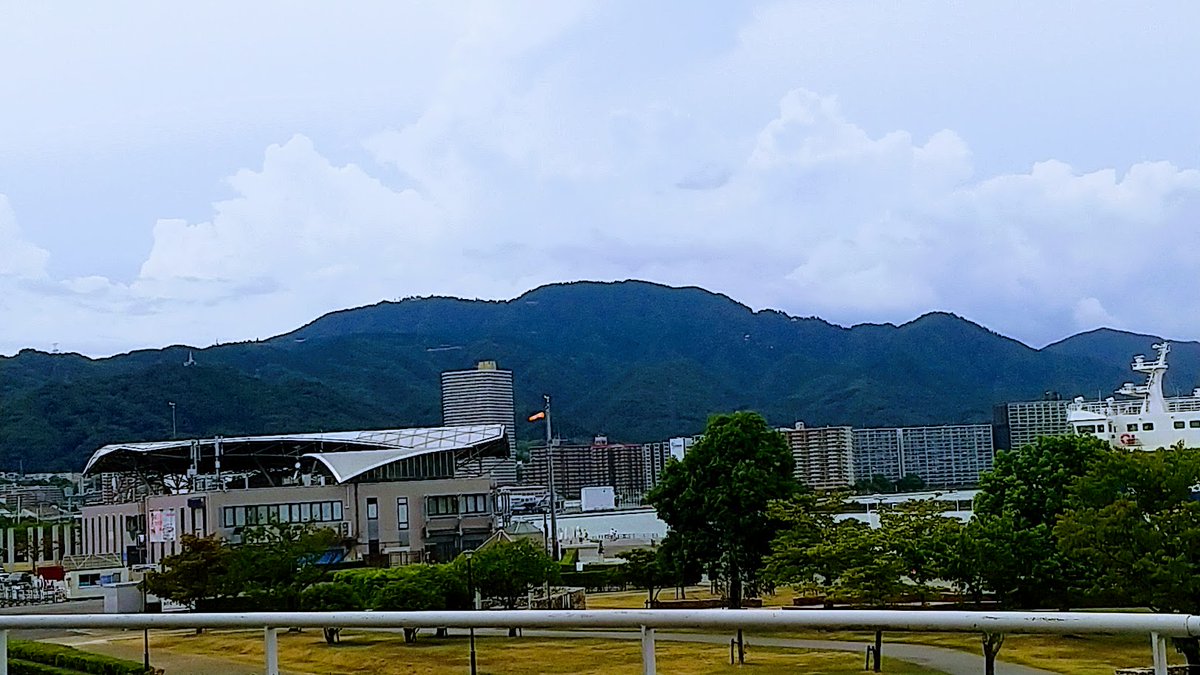 tanbaba44do's tweet photo. びわ湖大津、週末は浜大津②の②、左上本日の15時便ﾐｼｶﾞﾝ神戸から4台の観光バスの団体客様が乗船満員、右上乗船待ちゲートにもさよならララの登場人物が君臨、左下大津港公園の百日紅満開、右下大津港と🎶また巡りくる夏の日に、雲が沸き立つ比叡山、君よ8月に熱くなれ https://t.co/5g0b68bHcu
