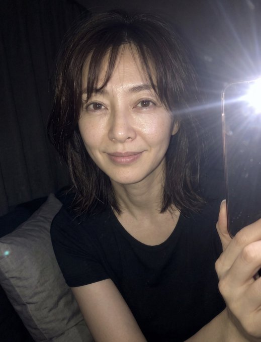 chirpins's tweet photo. 51歳すっぴん…    

さすがにオバサンすぎて引きますか？ https://t.co/5DgRyQMzkn