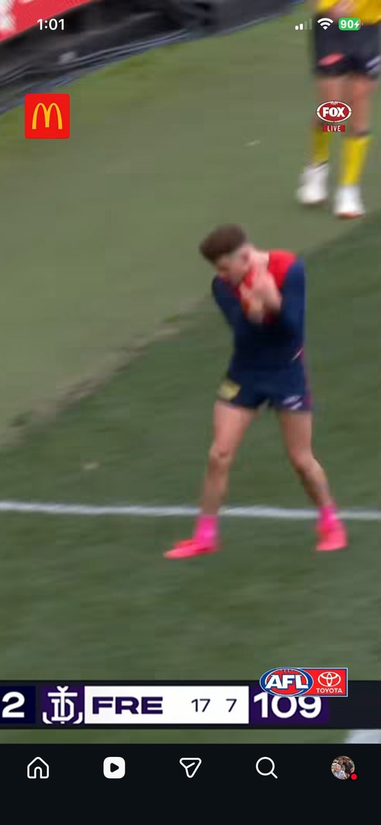 Peoplesmultiwin's tweet photo. @TimGossage @bigred_82 Going by where he lands on this side of the white line, you can then line up where he actually crosses the boundary line in the air and when he has marked the ball aaaand he is in by a mile knackers #rocketsurgery https://t.co/skcAszZolt