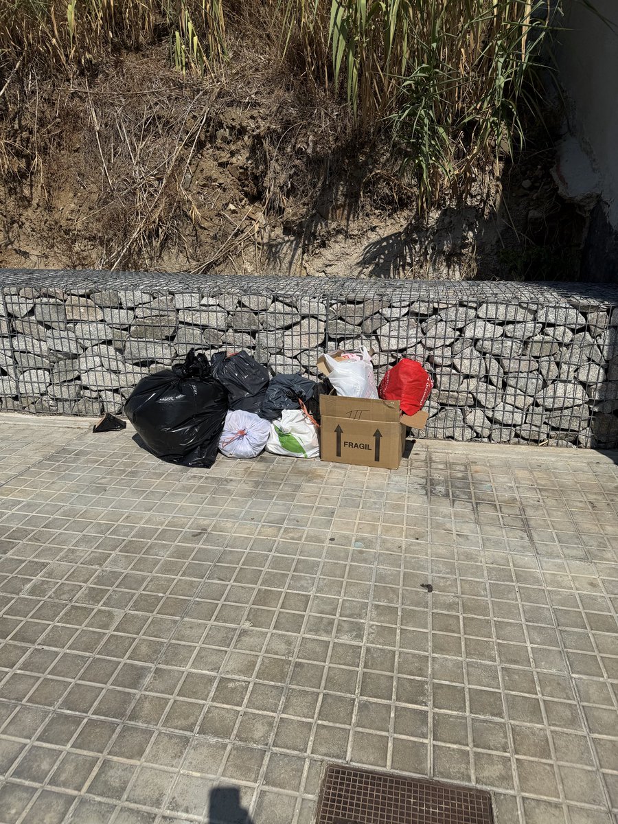 DeSaa22's tweet photo. Calle. La ubicación exacta es en la parada de bus anulada (Sants- escales). En esta caso los restos llevan desde el viernes a la noche y como pueden imaginarse con esta calor durante dos días empieza el olor a ser muy desagradable. https://t.co/v5xEG7yYrV