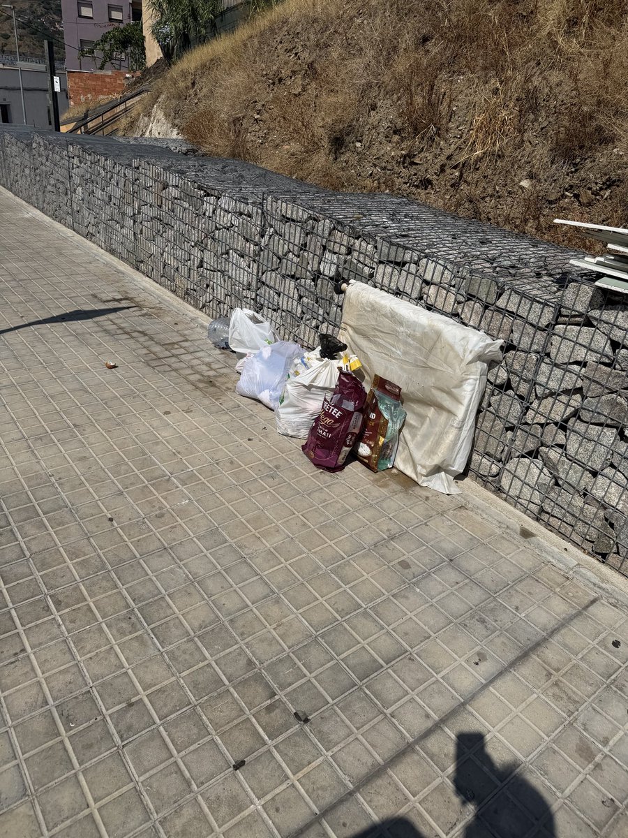 DeSaa22's tweet photo. Calle. La ubicación exacta es en la parada de bus anulada (Sants- escales). En esta caso los restos llevan desde el viernes a la noche y como pueden imaginarse con esta calor durante dos días empieza el olor a ser muy desagradable. https://t.co/v5xEG7yYrV
