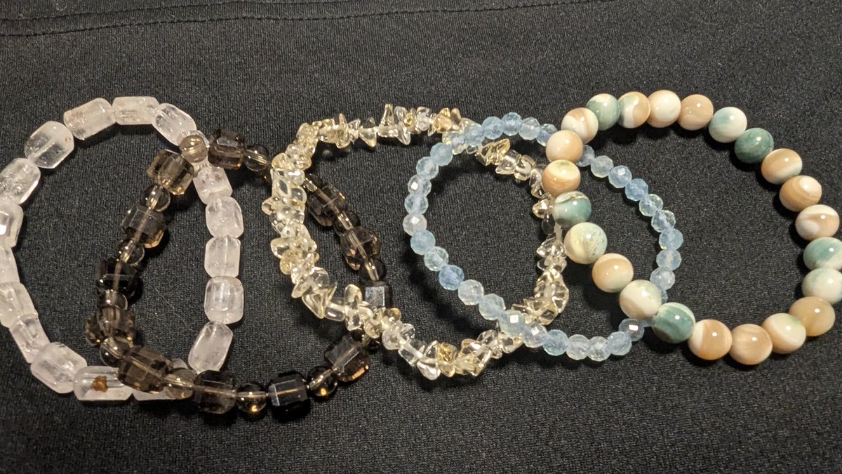 _lindor's tweet photo. ミネラルマルシェでブレスレットいっぱいゲット✨️
オイルインハーキマー
スモーキークォーツ
シトリン
アクアマリン
夜光貝 https://t.co/nGnercCLAI