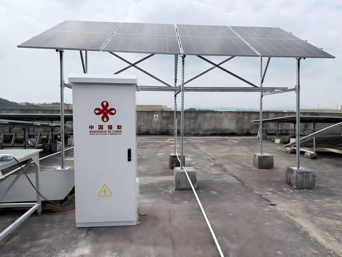 EmbaCubaFrancia's tweet photo. ☀️⚡La Chine fait don à Cuba d’un nouveau lot de 5 000 systèmes photovoltaïques pour l’électrification de logements ruraux isolés et le soutien énergétique de centres vitaux.

Le premier chargement commence à arriver à Cuba. 🇨🇳🤝🇨🇺

Notre gratitude à la Chine pour sa solidarité. https://t.co/LntjADVE3v