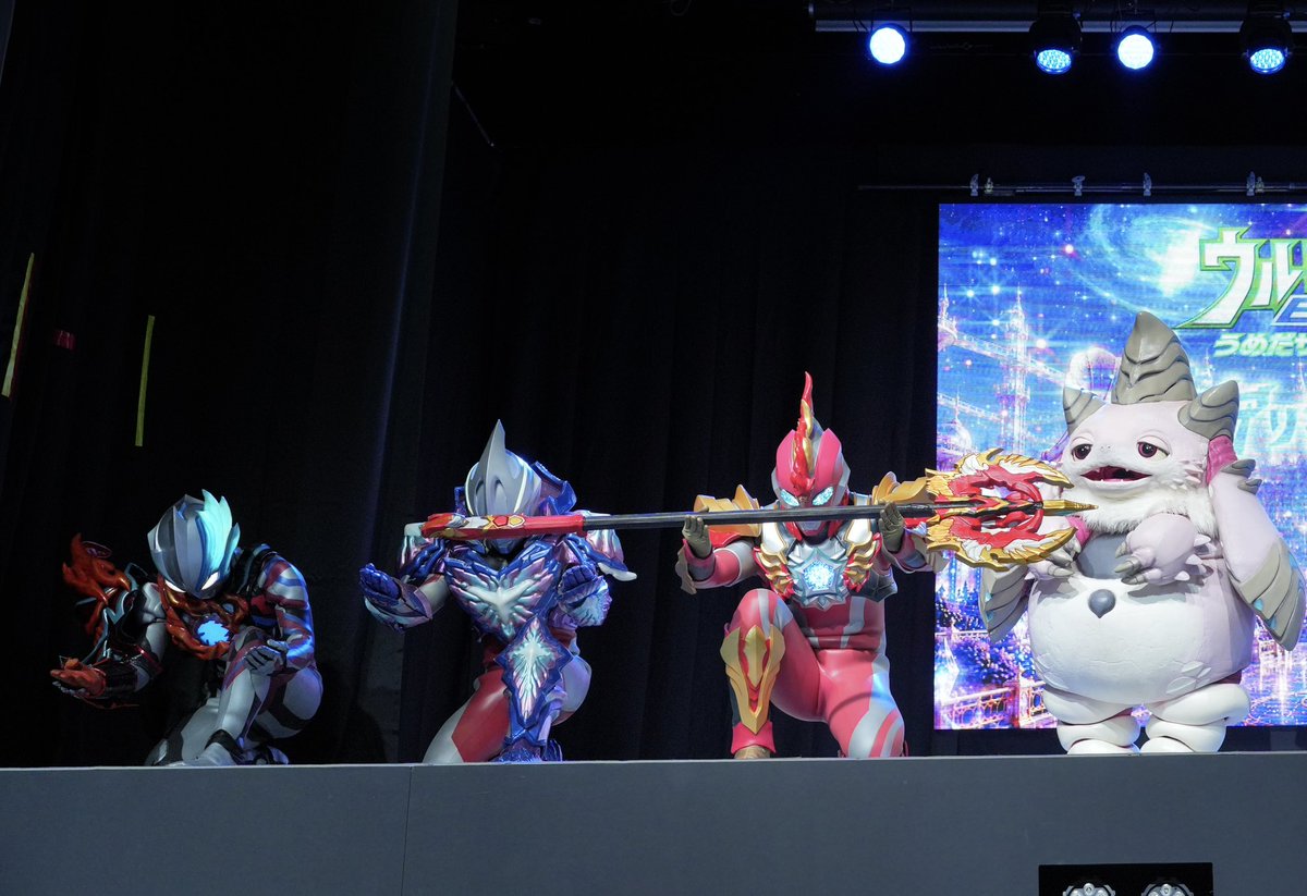 777knka's tweet photo. 8/9 #ウルサマ大阪 #ウメサマ
ブレーザーの祈りのポーズ
アークとオメガも同じポーズ！
（プッチーが見てる…） https://t.co/Eio1d3MJVL