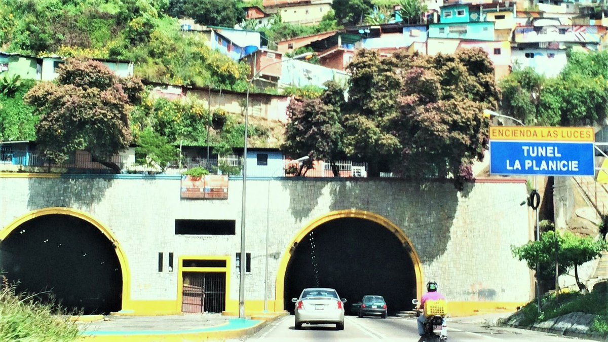 MarioBuffone70's tweet photo. TÚNEL DE LA PLANICIE I. #Caracas. Fue construido a partir de 20 de diciembre de 1958, en la Junta de Gobierno presidida por Edgar Sanabria, y culminado en 1962, en la gestión del presidente Rómulo Betancourt. Tiene 735 metros de longitud. #ObrasDeLaDemocracia https://t.co/uHEo7z0z6g