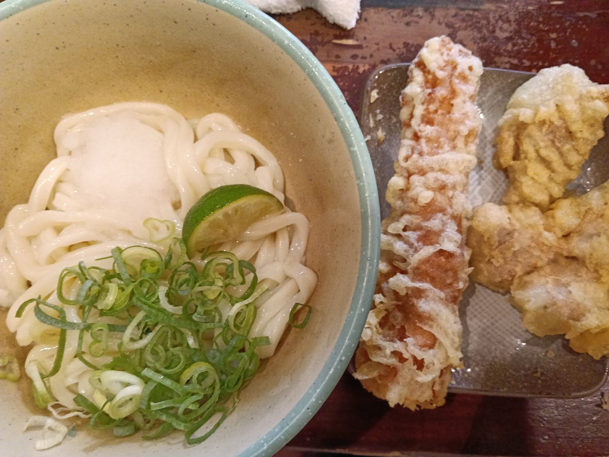 train_bleu's tweet photo. おにやんま五反田本店の冷うどんとりちくわ。醤油をかけて食べる。
完全立ち食い、通路狭し。五反田はライブハウス（主にアイドル系）増えたけど、ライブ出演しているアイドルさんには奨められないな。 https://t.co/x2pBDPxJlx