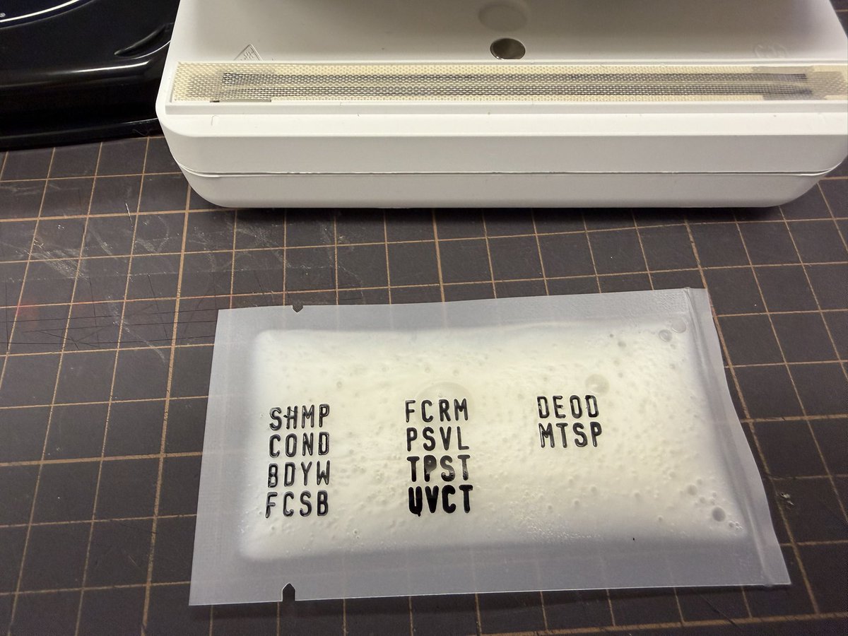 ktygg9's tweet photo. 機内持ち込み容量に制限のあるバス用品等の液体類
各々一回分を袋に詰めてホットシーラーで封印する物を購入
内容物を略字にしてスタンプを押してみた
コレならかさばらないし液漏れな心配も少ない(^^) 

中身はシャンプー https://t.co/I7lFNe80nU