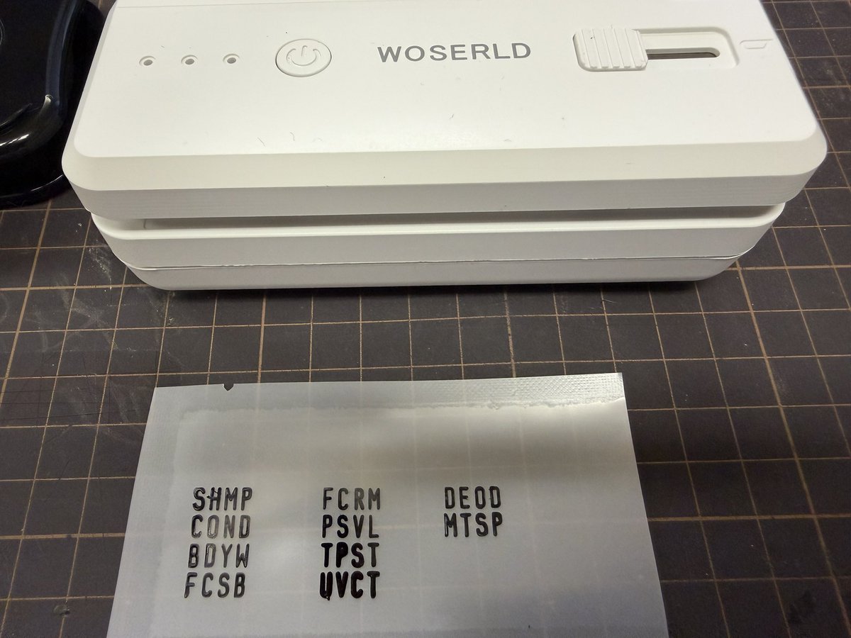 ktygg9's tweet photo. 機内持ち込み容量に制限のあるバス用品等の液体類
各々一回分を袋に詰めてホットシーラーで封印する物を購入
内容物を略字にしてスタンプを押してみた
コレならかさばらないし液漏れな心配も少ない(^^) 

中身はシャンプー https://t.co/I7lFNe80nU