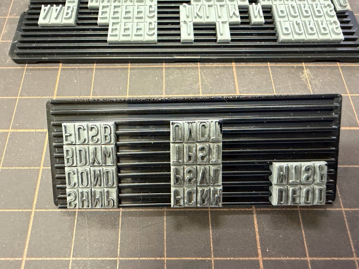 ktygg9's tweet photo. 機内持ち込み容量に制限のあるバス用品等の液体類
各々一回分を袋に詰めてホットシーラーで封印する物を購入
内容物を略字にしてスタンプを押してみた
コレならかさばらないし液漏れな心配も少ない(^^) 

中身はシャンプー https://t.co/I7lFNe80nU