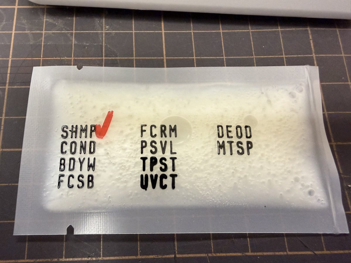 ktygg9's tweet photo. 機内持ち込み容量に制限のあるバス用品等の液体類
各々一回分を袋に詰めてホットシーラーで封印する物を購入
内容物を略字にしてスタンプを押してみた
コレならかさばらないし液漏れな心配も少ない(^^) 

中身はシャンプー https://t.co/I7lFNe80nU