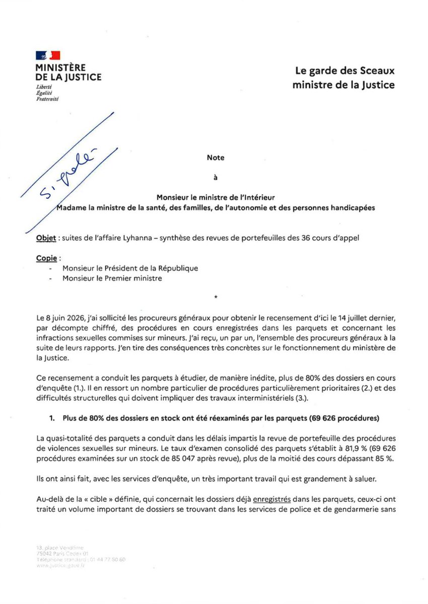 GDarmanin's tweet photo. Ne pas vouloir améliorer le service public de la justice, et donc des services d’enquête, n’est pas à la hauteur de la lutte contre les violences sexuelles faites aux enfants.

Le monde dans lequel nous évoluons est celui où l’on commente un « courrier » qu’on n’a pas vu… Je le regrette pour le sérieux du débat public.

D’autant plus que personne n’a créé autant d’effectifs aux policiers et aux gendarmes (plus de 8 000 !), donné autant de moyens, sous l’autorité du Président de la République, et s’est intéressé autant à la protection des mineurs que lors de mon passage à l’Intérieur voilà deux ans (création du premier office spécialisé pour protéger les mineurs - OFMIN -, doublement des effectifs de la brigade des mineurs de la préfecture de police, augmentation de 30 % des salles Mélanie et spécialisées sur le territoire). Je sais le travail extrêmement difficile et courageux des enquêteurs et la crise de la filière investigation. Je sais aussi la difficulté des magistrats et des services d’enquête à travailler ensemble dans un contexte de grandes tensions où la numérisation de la justice est en retard.

Voici donc, pour que nulle fake news n’existe, le courrier que j’ai adressé au ministre de l’Intérieur avec lequel j’ai longuement échangé en toute confiance. S’ensuit une revue des points de friction entre magistrats et services enquêteurs du point de vue des procureurs généraux que j’ai réunis individuellement tout l’été. Le principe est de les confronter à ce que disent les services enquêteurs eux-mêmes dans leurs difficultés de travail, s’il y en a avec les magistrats, afin d’améliorer le travail collectif.

Chacun doit améliorer son process de travail, à la justice comme dans les forces de l’ordre, en regardant la réalité en face.

La protection des enfants est en jeu.