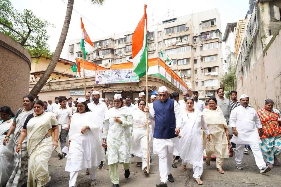 INCBhavna's tweet photo. 9 अगस्त 1942 भारत छोड़ो आंदोलन की ऐतिहासिक हुंकार।

मुंबई के अगस्त क्रांति मैदान में शहीदों और स्वतंत्रता सेनानियों को श्रद्धांजलि अर्पित कर, ध्वजारोहण एवं संकल्प के साथ उस ऐतिहासिक संघर्ष को नमन किया और मार्च के माध्यम से स्वतंत्रता, लोकतंत्र और जन-अधिकारों के प्रति अपनी प्रतिबद्धता दोहराई।

यहीं से उठी थी वह आवाज़ जिसने अंग्रेज़ी हुकूमत को चुनौती दी थी “करो या मरो”।

आज उसी वीरता, त्याग और संघर्ष की विरासत को आगे बढ़ाने का संकल्प।

जय हिंद! 🇮🇳 

@VarshaEGaikwad