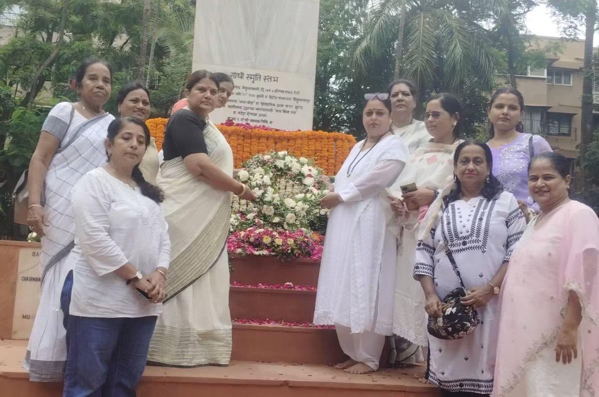 INCBhavna's tweet photo. 9 अगस्त 1942 भारत छोड़ो आंदोलन की ऐतिहासिक हुंकार।

मुंबई के अगस्त क्रांति मैदान में शहीदों और स्वतंत्रता सेनानियों को श्रद्धांजलि अर्पित कर, ध्वजारोहण एवं संकल्प के साथ उस ऐतिहासिक संघर्ष को नमन किया और मार्च के माध्यम से स्वतंत्रता, लोकतंत्र और जन-अधिकारों के प्रति अपनी प्रतिबद्धता दोहराई।

यहीं से उठी थी वह आवाज़ जिसने अंग्रेज़ी हुकूमत को चुनौती दी थी “करो या मरो”।

आज उसी वीरता, त्याग और संघर्ष की विरासत को आगे बढ़ाने का संकल्प।

जय हिंद! 🇮🇳 

@VarshaEGaikwad