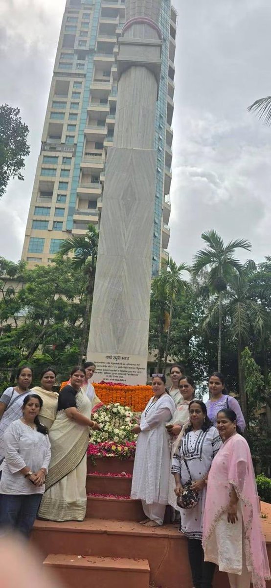 INCBhavna's tweet photo. 9 अगस्त 1942 भारत छोड़ो आंदोलन की ऐतिहासिक हुंकार।

मुंबई के अगस्त क्रांति मैदान में शहीदों और स्वतंत्रता सेनानियों को श्रद्धांजलि अर्पित कर, ध्वजारोहण एवं संकल्प के साथ उस ऐतिहासिक संघर्ष को नमन किया और मार्च के माध्यम से स्वतंत्रता, लोकतंत्र और जन-अधिकारों के प्रति अपनी प्रतिबद्धता दोहराई।

यहीं से उठी थी वह आवाज़ जिसने अंग्रेज़ी हुकूमत को चुनौती दी थी “करो या मरो”।

आज उसी वीरता, त्याग और संघर्ष की विरासत को आगे बढ़ाने का संकल्प।

जय हिंद! 🇮🇳 

@VarshaEGaikwad