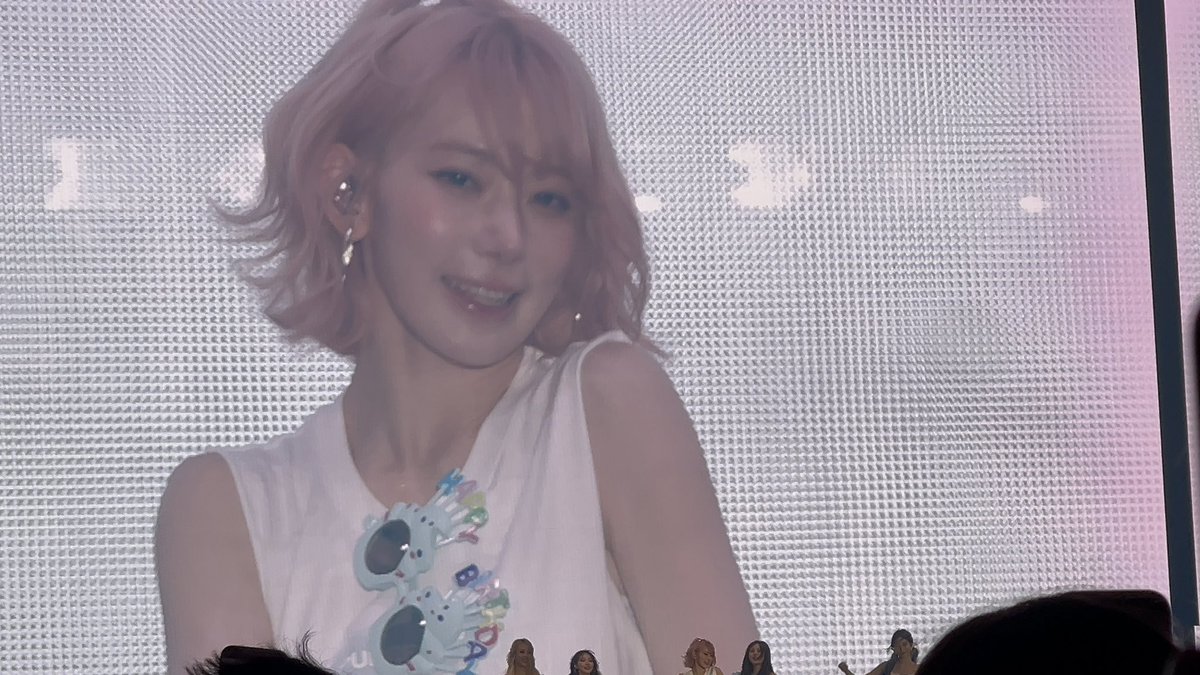 kkurasier's tweet photo. sakura really goes around stealing hearts left and right with nothing but her charm and that sun-kissed smile https://t.co/Tvc8P9VbwM