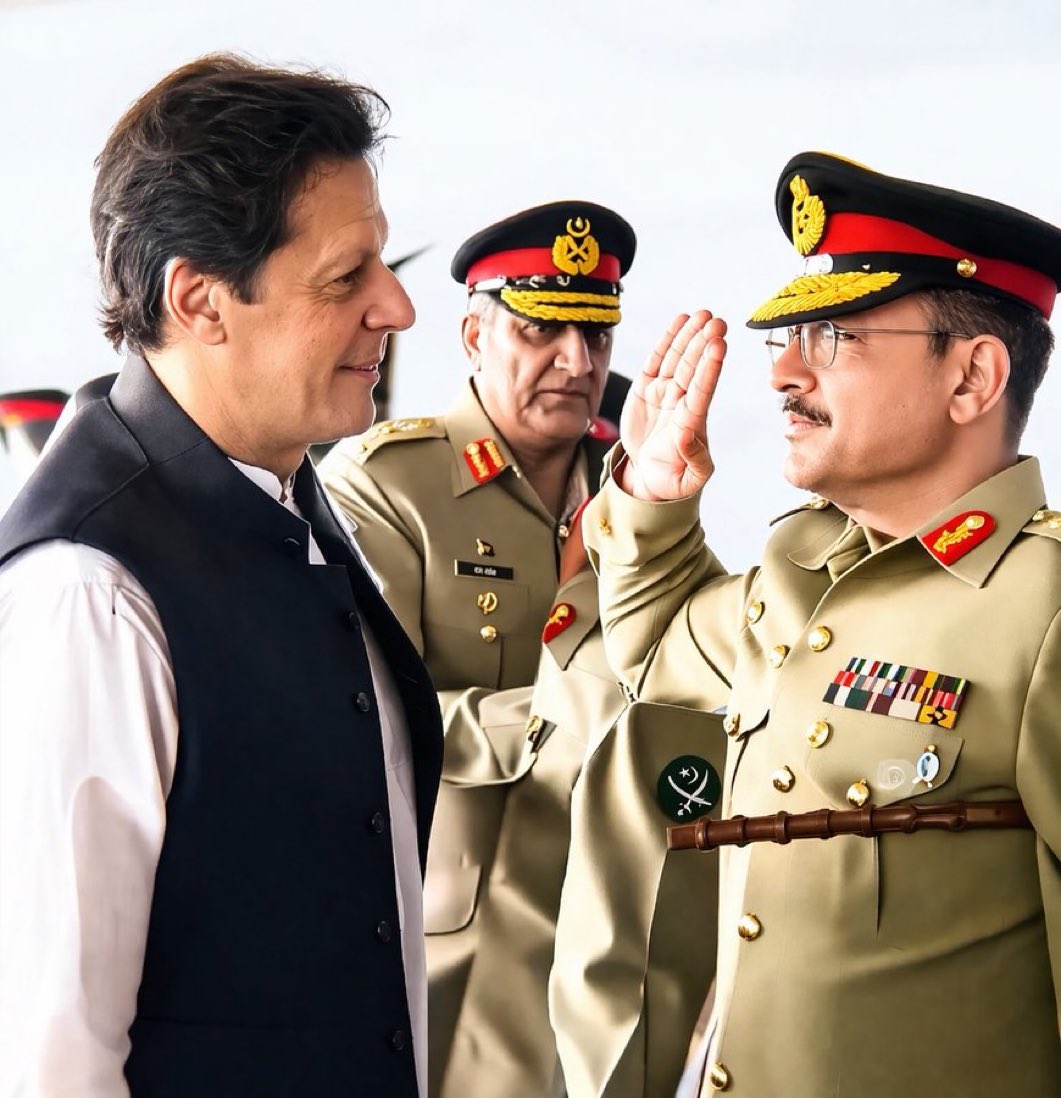 enkidureborn's tweet photo. جو لکھوانا ہے عمران خان سے لکھواؤ ، جو ضمانت لینی ہے عمران خان سے لو۔ https://t.co/A6rpyaEaYf