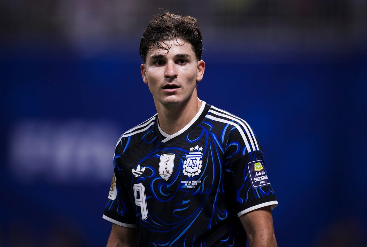 Barca_Buzz's tweet photo. 🗣️ @gastonedul : “Julián, in his career, doesn’t want to continue at Atlético Madrid. 

And I believed and I still believe that his cycle there has come to an end.

But, of course, on the other side, Atlético have taken an inflexible position regarding not selling him to Barça. 

And honestly, they also have every right to do so, because they are the club that bought his transfer rights.

But in the current climate, especially in Europe, it is difficult for a player to continue playing somewhere where he doesn’t want to play.”

Via: @DavooXeneizeJRR
