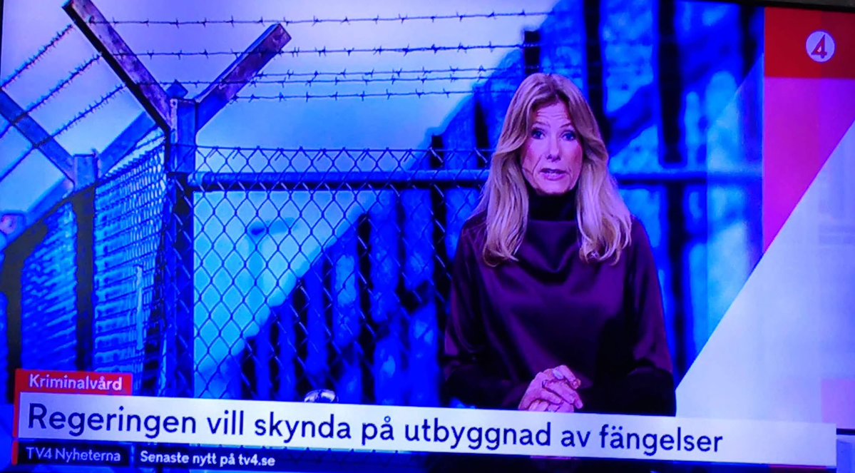 JensOdlander's tweet photo. Dömd för trippelmordet i Klippan den 27 september 1999. Offrens namn är Gert Green och Stig Salomon-Sörensen samt Stigs son Christer. Nu är den ”livstidsdömde” kommentator på TV 4 till Regeringens kriminalpolitik. Ridå Mumindalen. Filifjonkan är uppstånden. 

(Uppmärksammades av Teddy Nilsson på Facebook)