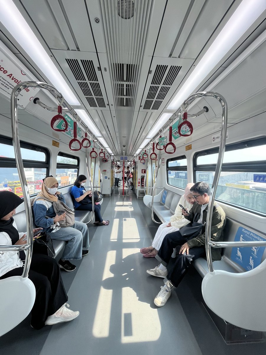 DukuhAtasBSI's tweet photo. Hari ini kembali menggunakan LRT Jakarta untuk menuju MKG. Terpantau signage barunya yang sampe Manggarai udah mulai terpasang… https://t.co/X7May8YiIB