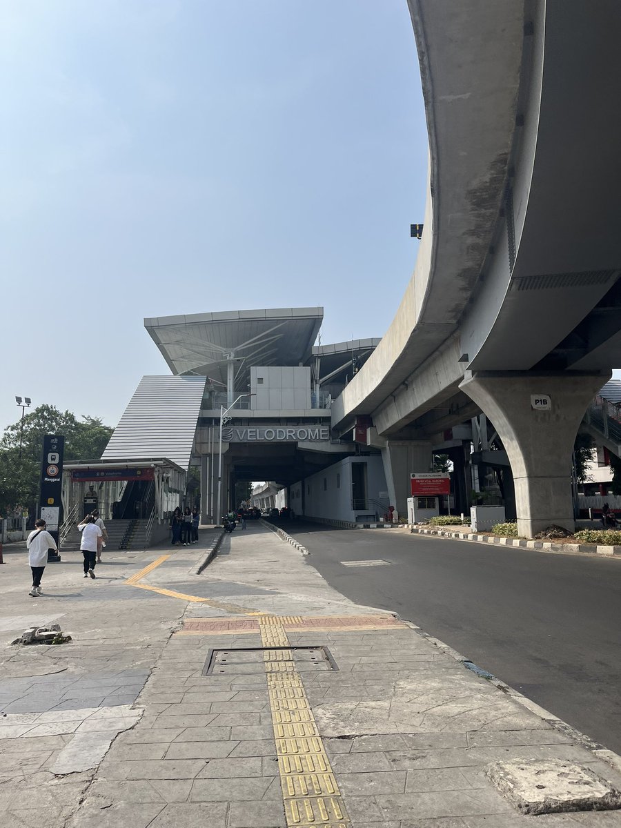 DukuhAtasBSI's tweet photo. Hari ini kembali menggunakan LRT Jakarta untuk menuju MKG. Terpantau signage barunya yang sampe Manggarai udah mulai terpasang… https://t.co/X7May8YiIB