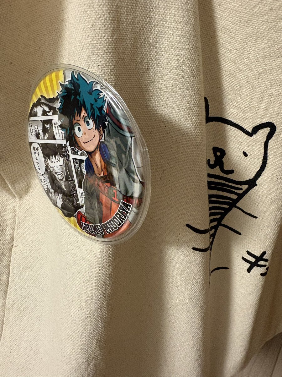 dokdokok's tweet photo. @manpuku_suzume ヒロアカの缶バッジ買っちゃった

ブルーロックも色々販売してるよね
グッズを身に付けてる人見かけたよ https://t.co/6wlAXBxeKU
