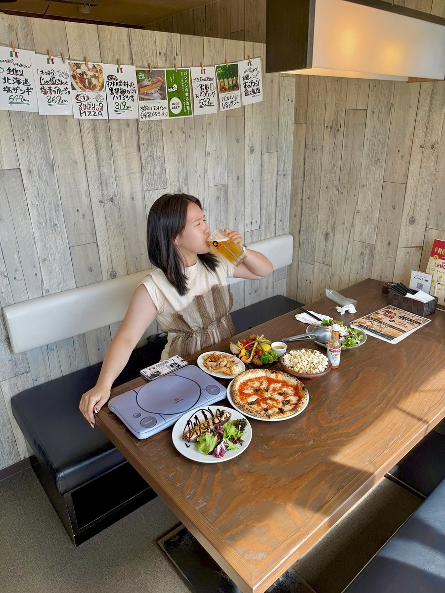 truckmeimei's tweet photo. "新聞コラム執筆"に煮詰まったので
飲み放題「5時間1,690円」で気分転換中😊 https://t.co/5cs7ZkAU9F
