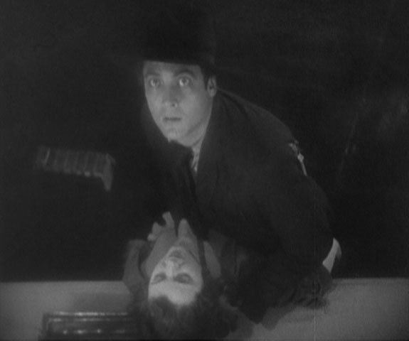 manuelsanbai's tweet photo. "Siempre llevas esa máscara... para esconder el alma que llevas dentro." Street angel. 1928. F. Borzage. #CharlesFarrell https://t.co/ggQm4JyxLu