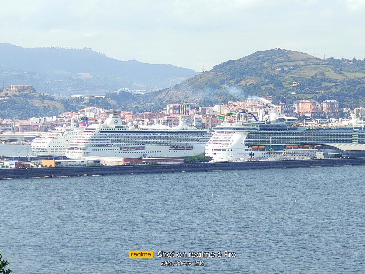eidergorostiza's tweet photo. Brutalismo capitalista en Getxo. Ojo, que tu puto coche no puede entrar en no sé qué zona.. https://t.co/t20zix2213