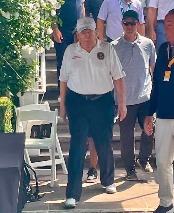Proudarmyb6's tweet photo. Here’s Donald Trump at his golf club today:

Notice anything about his appearance? https://t.co/zA0E5fgpMV