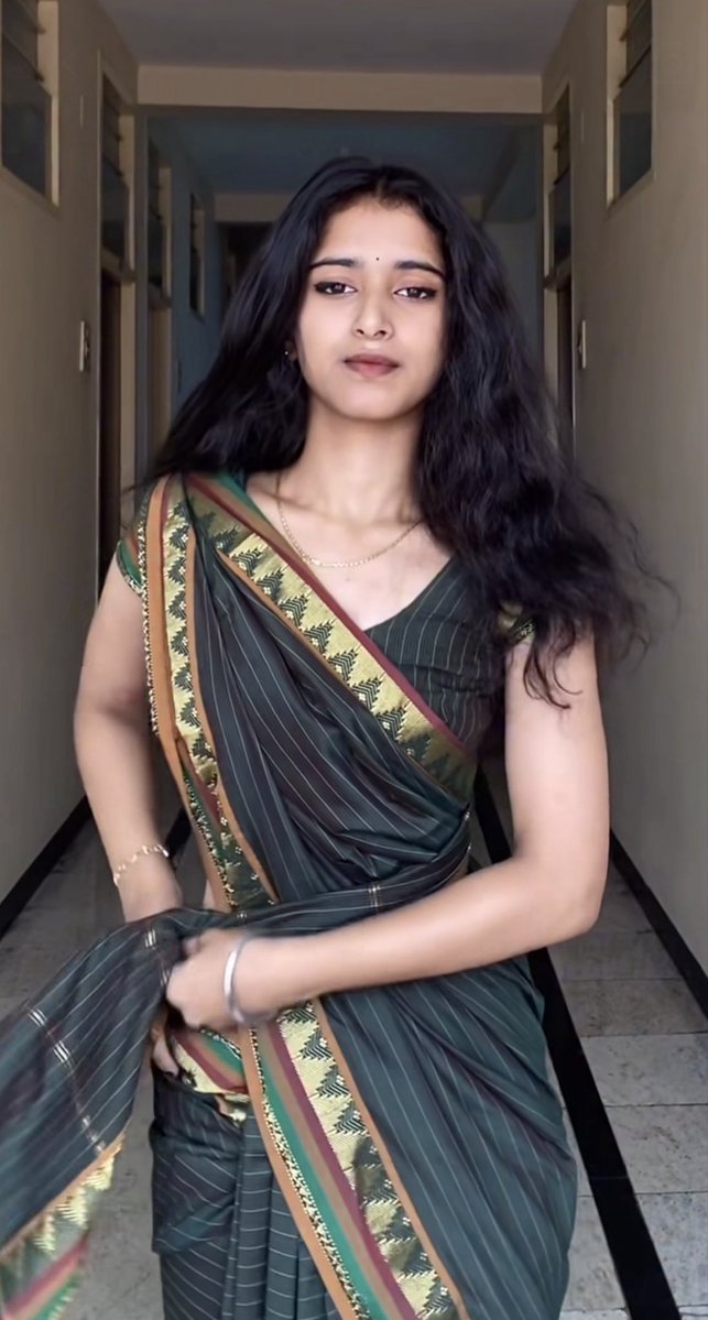 shrutikayadu2's tweet photo. Ivala madila thooki vechinu mooka kadichi moonja nakki apdiye thooki pidichi en poola iva koothi ullara soruvura apo iva kannu apdiye soruvum.. apo deep ah lip kiss adichine mela keela mela keela ni ivala thooki thooki okkanum.. kaama Sugathula sinunguva.. https://t.co/xyPsxPTm74