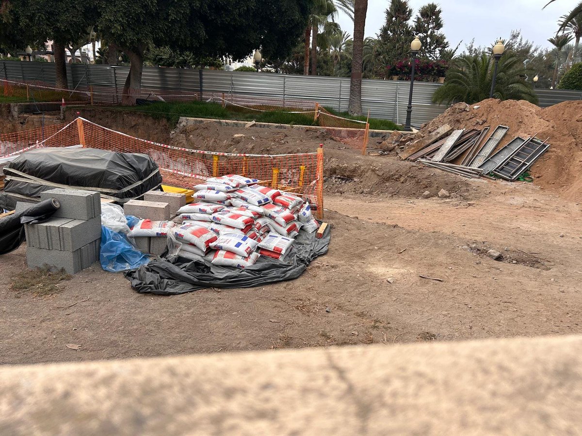 StopArboricidio's tweet photo. Nestor imaginó el Pueblo Canario como "Un Vergel"; ahora sus sucesores se esfuerzan en arrancar vegetación y "plantar" sombrillas... por las nuevas obras ya han arrancado 2 enormes flaboyanos!

#StopArboricidio @LpaVisit @PedroQuevedoIt @CarolinaDarias  @aytolpgc https://t.co/BpRc53n30q
