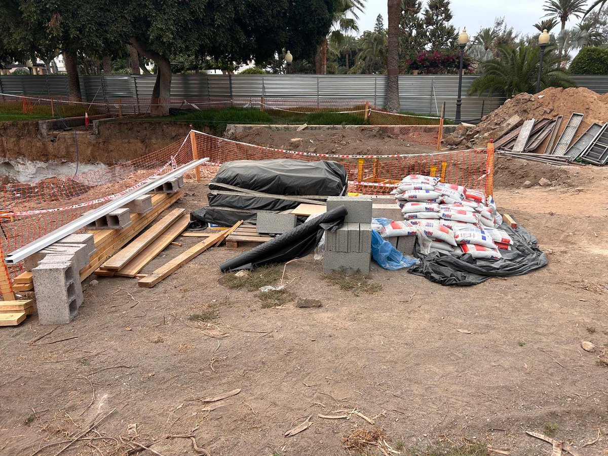 StopArboricidio's tweet photo. Nestor imaginó el Pueblo Canario como "Un Vergel"; ahora sus sucesores se esfuerzan en arrancar vegetación y "plantar" sombrillas... por las nuevas obras ya han arrancado 2 enormes flaboyanos!

#StopArboricidio @LpaVisit @PedroQuevedoIt @CarolinaDarias  @aytolpgc https://t.co/BpRc53n30q