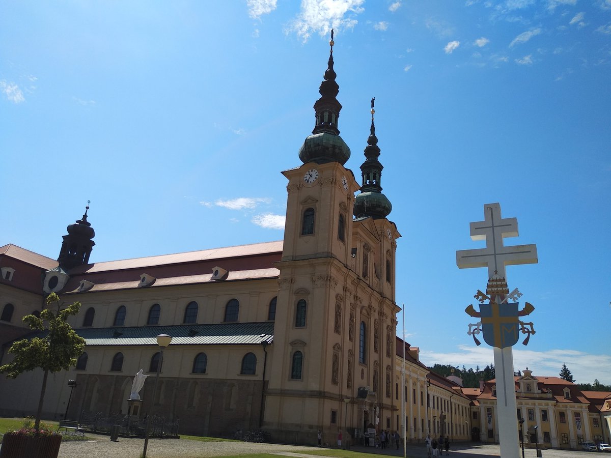 corazoneuropa's tweet photo. En el sur de la región de Moravia, se encuentra Velehrad. Un pequeño y bonito pueblo que es, a su vez, el lugar de peregrinación más importante de Chequia. https://t.co/d0fdWpGHCi