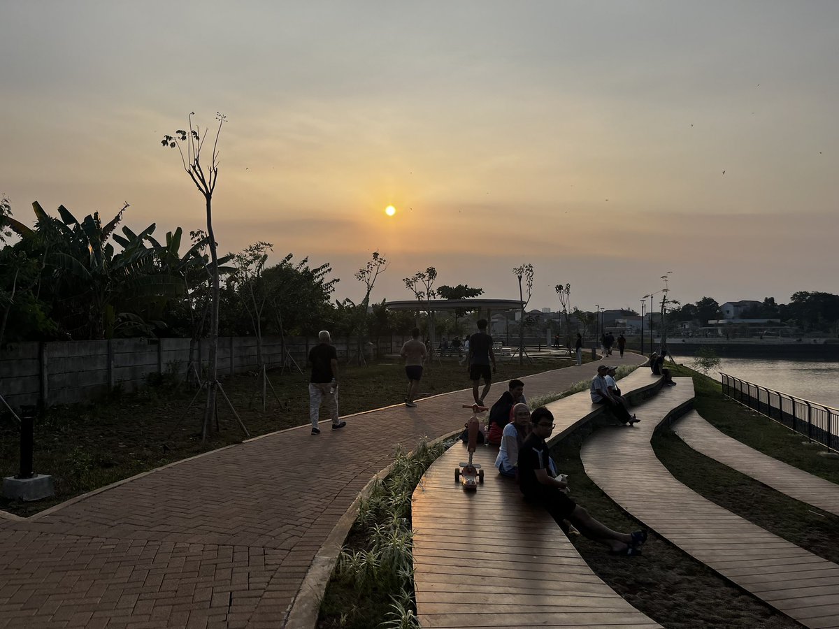 TfJakarta's tweet photo. Masih di Jakarta,
namun bukan taman di pusat kota.

Satu-satunya akses kesini hanya dengan 1 rute mikrotrans + berjalan kaki 1km.

📍Waduk Giri Kencana
^g https://t.co/UPutcQPyuN
