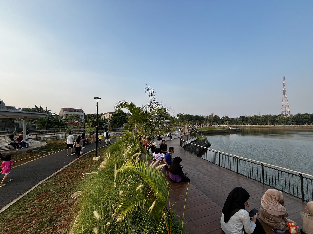 TfJakarta's tweet photo. Masih di Jakarta,
namun bukan taman di pusat kota.

Satu-satunya akses kesini hanya dengan 1 rute mikrotrans + berjalan kaki 1km.

📍Waduk Giri Kencana
^g https://t.co/UPutcQPyuN