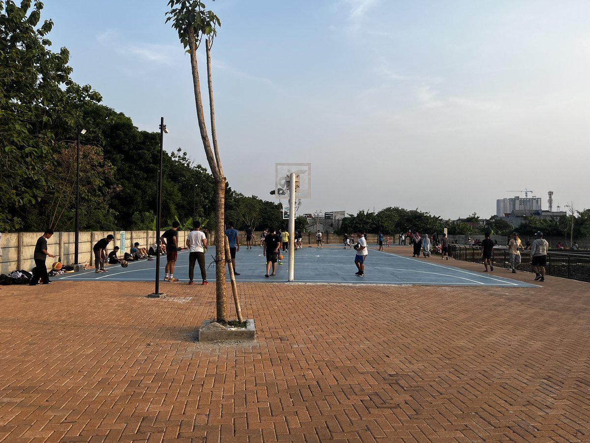 TfJakarta's tweet photo. Masih di Jakarta,
namun bukan taman di pusat kota.

Satu-satunya akses kesini hanya dengan 1 rute mikrotrans + berjalan kaki 1km.

📍Waduk Giri Kencana
^g https://t.co/UPutcQPyuN