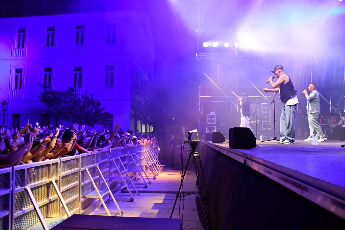 Ayto_SanRoque's tweet photo. 🎵🎶Asistencia masiva al concierto de Los Yakis y Tatiana Delalvz en la Plaza de las Constituciones🔴
El ciclo de conciertos gratuitos “San Roque es Música” concluyó en la noche de este sábado con la actuación de Los Yakis, que tuvieron como telonera a la algecireña Tatiana Delalvz. La Plaza de las Constituciones se abarrotó de público que disfrutó con intensidad de la salsa flamenca que saben bordar como nadie los tres hermanos madrileños.
https://t.co/OfC6IX0Xu5
#SanRoqueMuchoMas
#CanalSanRoqueMultimediaRTVM
CANAL SAN ROQUE & MULTIMEDIA RTVM
MÁS VÍDEOS Y NOTICIAS EN:
https://t.co/QiLc9OWq7e
https://t.co/SJwJ1wANBu