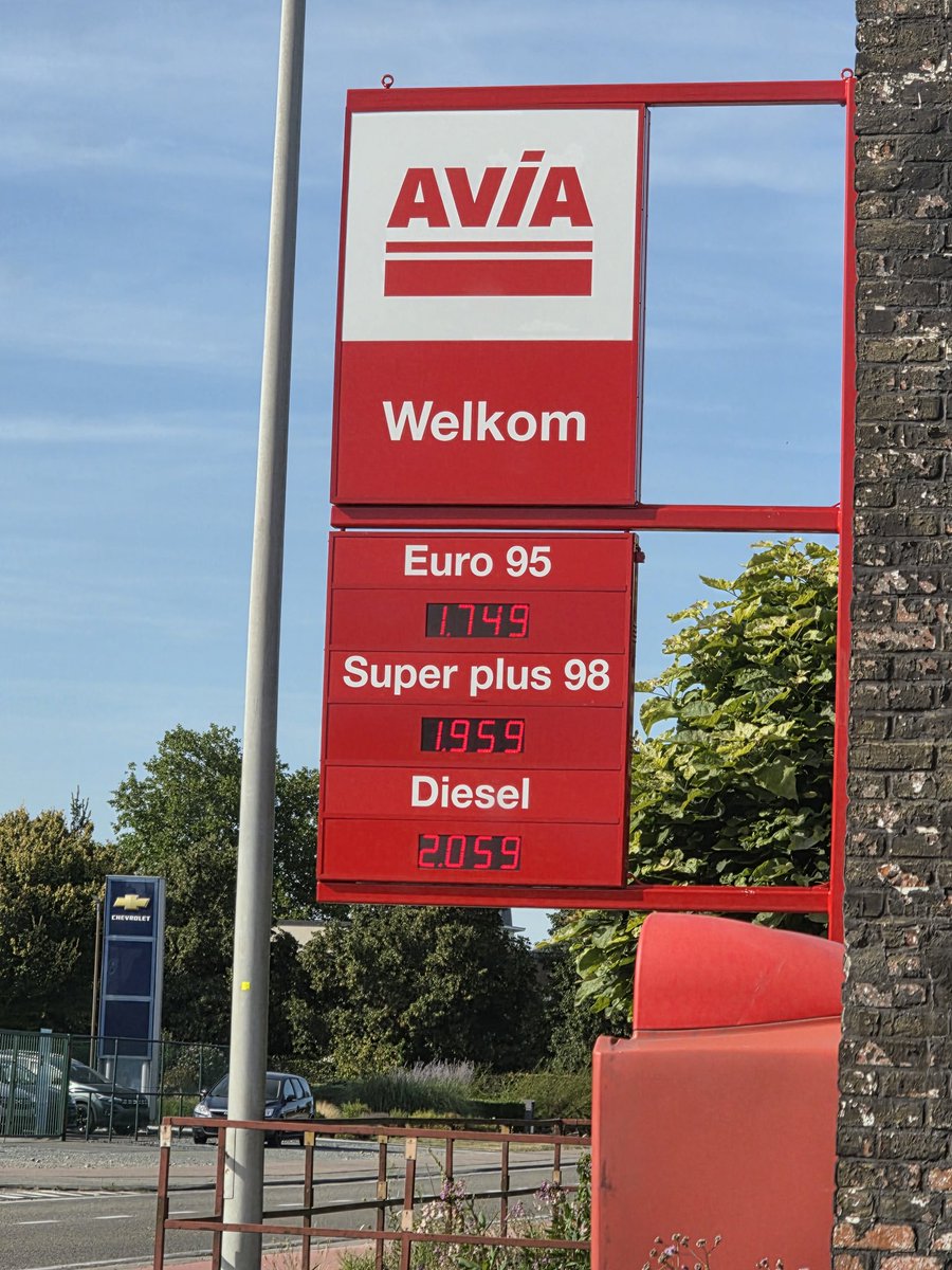 realMartinBos's tweet photo. Wat u ook doet, tankt niet in Nederland! 

Getankt net over de grens in Oost-Vlaanderen. Het verschil in brandstofprijzen met Nederland is enorm. 

Draag zo min mogelijk bij aan het onrechtregime van d‘66-VVD-Pro-CDA-CU. 

Benzineprijzen moeten ook in NL omlaag en wel nu! https://t.co/5APBi9FQx8
