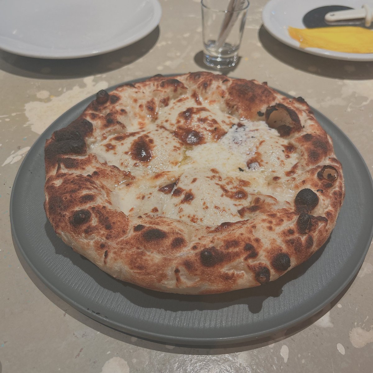 levqpwe's tweet photo. 死ぬほどうまいピザ食った https://t.co/JWgks5bIfN