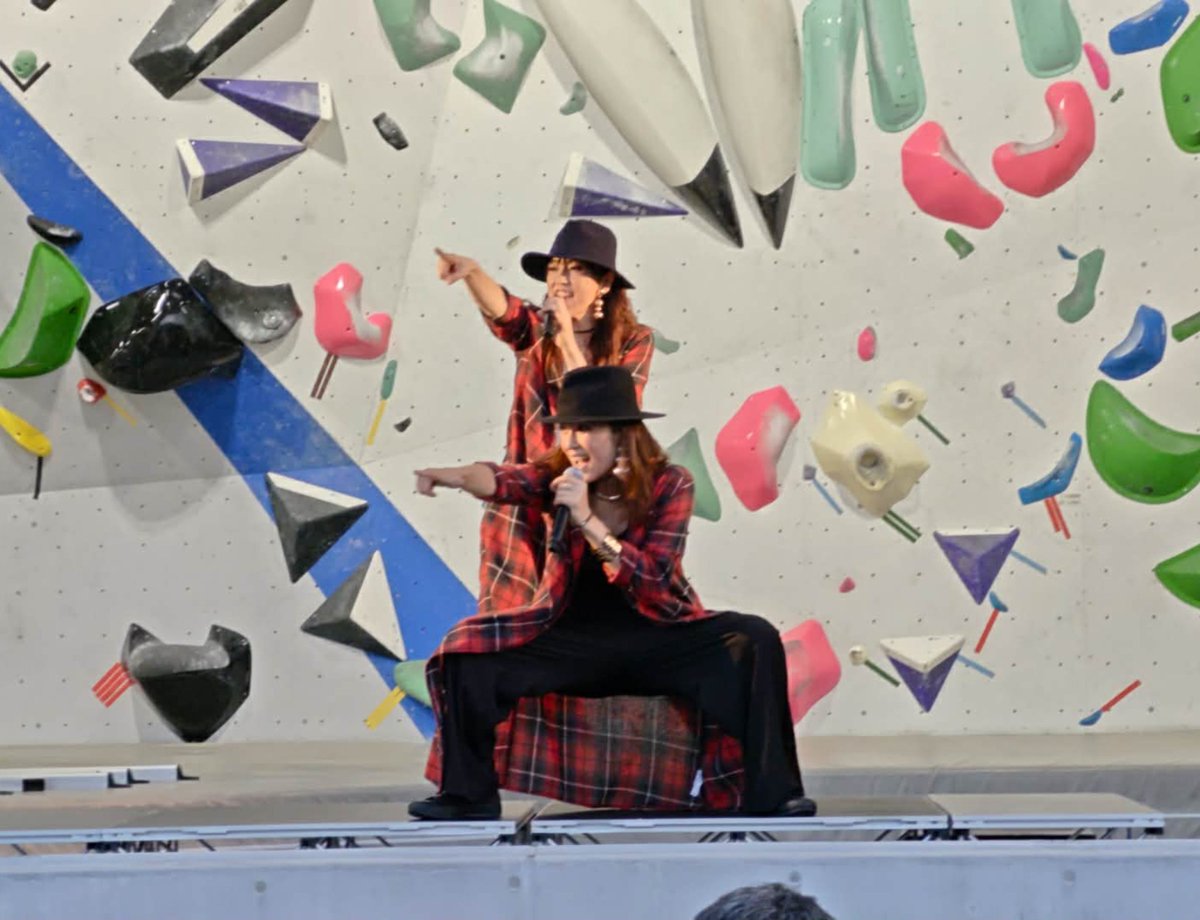 DoGaluuu's tweet photo. 『SORAJIRO PARK』TWILIGHT　LIVE∶Day1
オープニングアクト務めさせていただきました！ありがとうございました！！
素敵なイベントの更なる盛り上げに貢献できていましたら幸いです!!
レインボーブリッジもとっても綺麗でロケーション最高でした🌉✨
そらジローファミリーと写真も撮れて大満足な2人笑 https://t.co/216h99L7TD