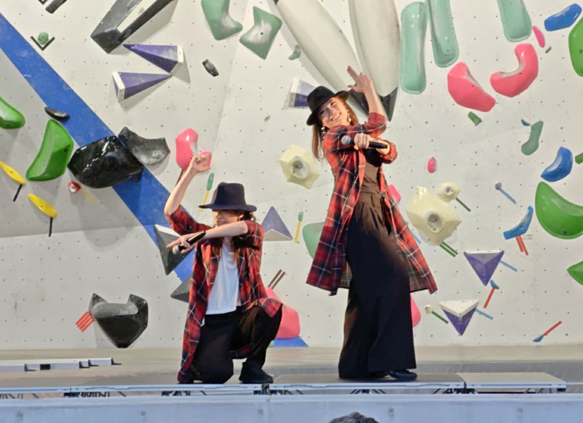 DoGaluuu's tweet photo. 『SORAJIRO PARK』TWILIGHT　LIVE∶Day1
オープニングアクト務めさせていただきました！ありがとうございました！！
素敵なイベントの更なる盛り上げに貢献できていましたら幸いです!!
レインボーブリッジもとっても綺麗でロケーション最高でした🌉✨
そらジローファミリーと写真も撮れて大満足な2人笑 https://t.co/216h99L7TD