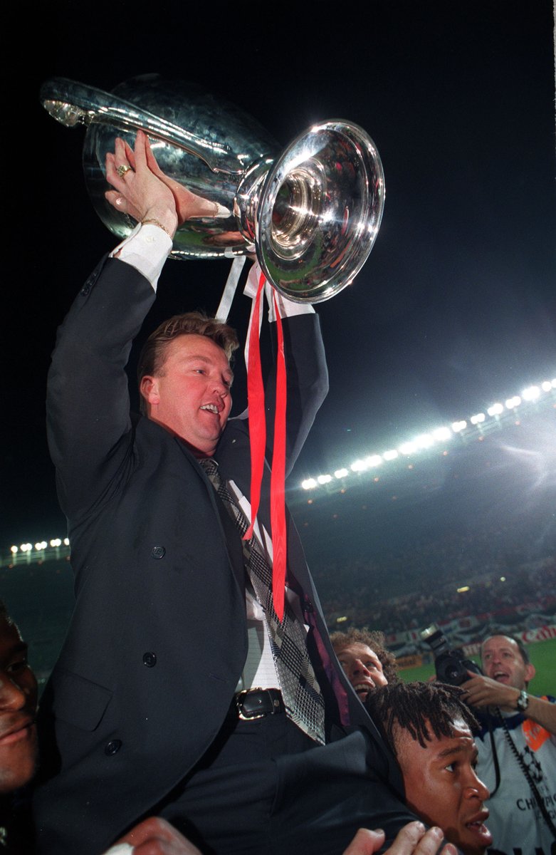 LigadeCampeones's tweet photo. 😍 𝑳𝒆𝒚𝒆𝒏𝒅𝒂 𝒅𝒆 𝒍𝒐𝒔 𝒃𝒂𝒏𝒒𝒖𝒊𝒍𝒍𝒐𝒔 💪

🎈¡Feliz cumpleaños, Louis Van Gaal! 

#UCL https://t.co/ZBi8KM0xdC