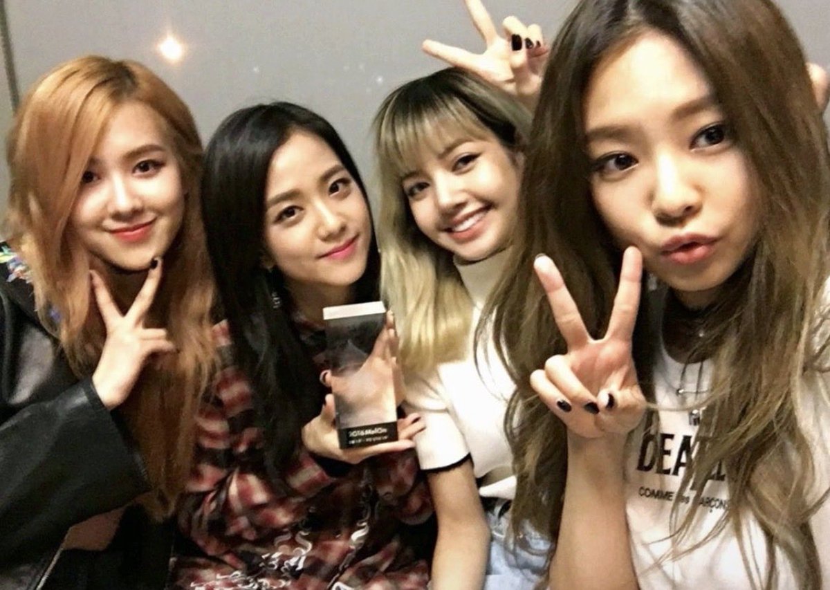 spiderjsoo's tweet photo. Por siempre mi alma está conectada a la de ustedes Blackpink, ya no hay vuelta atrás he estado en este camino 10 años seguidos podría estar otros 10 años más fácilmente https://t.co/BYCDT3pBH9